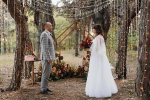 uomo e donna si sono fidanzati nella foresta autunnale foto