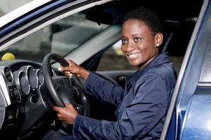 giovane donna sorridente al volante. foto