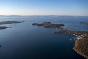 veduta aerea del paesaggio marino con vista dell'isola russa. foto