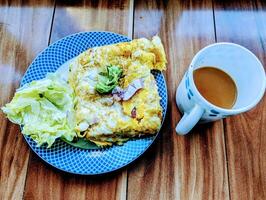 salutare prima colazione con pane crostini con uovo frittata lattuga e un' caldo tazza di latte tè. foto