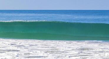 estremamente enorme grande surfer onde a spiaggia puerto escondido Messico. foto