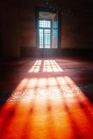 islamico concetto. luce del sole In arrivo attraverso a partire dal il finestra di un' moschea con foschia. foto