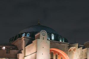 hagia sophia o ayasofya camii architettonico dettagli a notte. foto