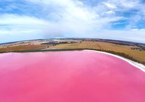 aereo Visualizza di dimboola rosa lago natura Riserva di occidentale vittoria, Australia, il rosa lago prende suo vivace colore a partire dal un' sale tollerante alga vivente nel il sale Crosta. foto