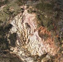 aereo Visualizza di rosa scogliere geologica Riserva estrazione attività nel il in ritardo 19 secolo il drammatico, colorato scogliere, heathcote, vittoria, Australia. foto