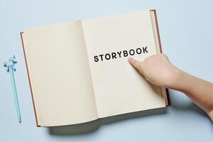 libro di storia concetto con del bambino mano Tenere Aperto libro su blu sfondo foto