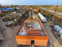Russia, krasnodar 2021. costruzione di un' mattone costruzione. installazione di il tetto. costruzione lavori. foto