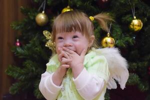 uno anno vecchio bambino ragazza seduta su il sfondo di il christma foto