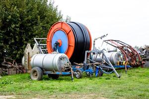rimorchi con fertilizzante carri armati e un' tamburo con un' irrigazione tubo flessibile. foto