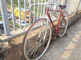 una bicicletta parcheggiata su un ponte pedonale foto