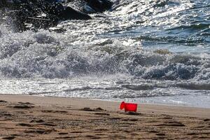 plastica può scoop su rosa sabbia a Pattaya spiaggia. foto