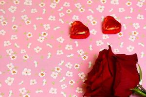 san valentino giorno cioccolatini e rosa su un' rosa fiore sfondo foto