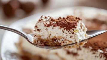 ai generato un' avvicinamento di un' cucchiaio di Tiramisù, cattura il delicato strati di imbevuto di caffè savoiardi e mascarpone foto