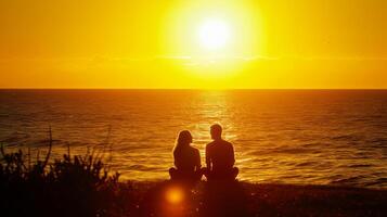 ai generato un' coppia si siede di il costa, staglia contro il d'oro tonalità di un' ambientazione sole foto