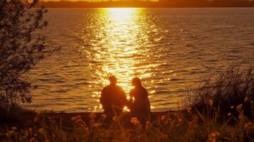 ai generato un' coppia si siede di il costa, staglia contro il d'oro tonalità di un' ambientazione sole foto