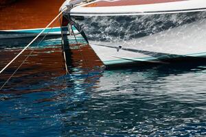 sole bagliore su lucido tavola Barche, azzurro acqua, la tranquillità nel porta Ercole, fiocchi di ormeggiato Barche a soleggiato giorno, megayacht, monaco, Monte Carlo foto