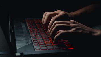 avvicinamento di un' dell'uomo mani digitando su un' gioco il computer portatile. giocando Giochi foto