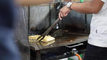 foto di uovo martabak quando fritte