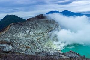 bellissimo panoramico Visualizza di ijen cratere, ijen montagna, banyuwangi, Indonesia foto