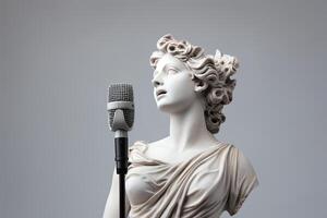 ai generato antico marmo scultura statua di un antico greco Dio rendere un' discorso, cantando Tenere microfono foto