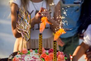 tempo libero di prescolastico bambini. animatori a un' figli di festa. recitazione e sviluppando Giochi per bambini. foto