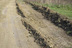 sporco strada livellato di un' selezionatore. strada nel villaggio foto