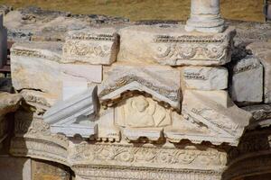 bassorilievi di antico scene su il frontoni di il anfiteatro nel ierapoli, tacchino. foto