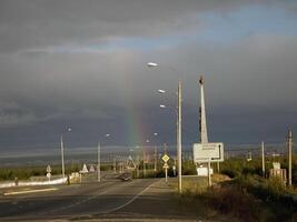 arcobaleno al di sopra di salechard. il strada a il Ingresso per il città. foto