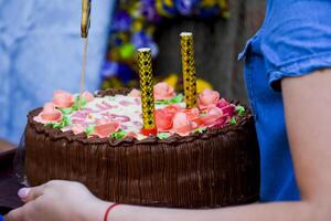 un' festivo torta con scintillante pirotecnica incollato nel esso. foto