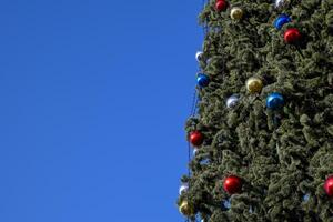 decorazioni nuovo anno albero. orpello e giocattoli, palle e altro decorazioni su il Natale Natale albero in piedi nel il Aperto aria. foto