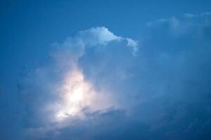 fulmini nel tempesta nuvole. risuona di un' tuono e il scintillante fulmini nel nuvole foto