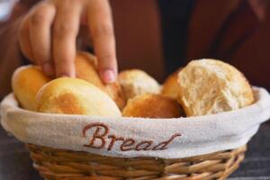 donne mano raccogliere al forno ciambella su tavolo foto