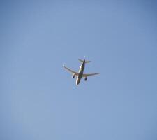 passeggeri aereo nel il cielo a Basso altitudine mosche per il aeroporto per terra. foto