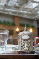 un' tazza di Turco caffè su tavolo foto