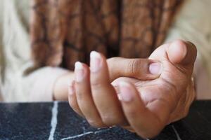 mani di giovani donne che soffrono di dolore al polso, foto