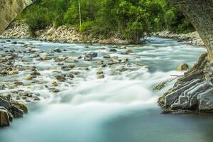 Visualizza di vecchio pietra ponte al di sopra di fiume foto