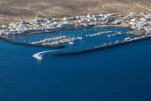 Visualizza per la graciosa isola a partire dal mirador del rio. lanzarote, canarino isole, Spagna. foto