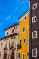 vecchio colore case facciate nel cuenca, centrale Spagna foto