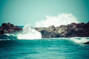 potente onde di atlantico oceano vicino tenerife costa, messa a fuoco su onde foto