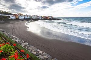 il costa di atlantico oceano nel puerto de la cruz, uno di il maggior parte popolare turistico città, canarino isole, Spagna foto