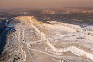 aereo Visualizza di a cielo aperto estrazione cava. industriale posto Visualizza a partire dal sopra foto