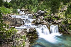 gradi de soaso. cascata nel il spagnolo nazionale parco ordesa e monte perduto, pirenei foto