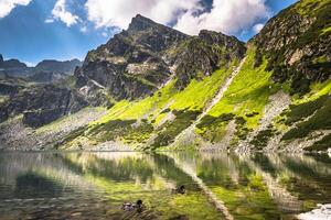 bellissimo paesaggio di nero stagno gasienicowy nel tatra montagne foto