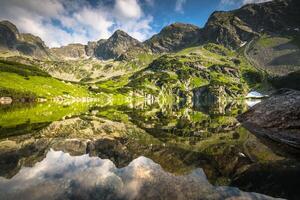 Visualizza di il gasienicowa valle e il zielony staw lago nel tatra montagne foto