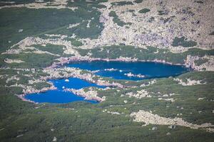 Visualizza di montagna lago a partire dal il superiore foto