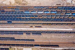 carico treni. aereo Visualizza di colorato nolo treni su il ferrovia stazione. carri con merce su ferrovia.aereo Visualizza foto