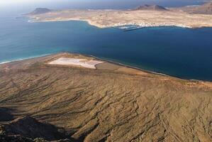 Visualizza per la graciosa isola a partire dal mirador del rio. lanzarote, canarino isole, Spagna. foto