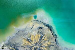 degradato paesaggio. distrutto terra. Visualizza a partire dal sopra. surrealistico lago.umano urto su il ambiente. Visualizza a partire dal sopra. foto catturato con fuco