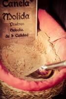 spezie, semi e tè venduto nel un' tradizionale mercato nel granada, Spagna foto