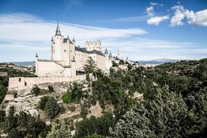 segovia, Spagna. il famoso alcazar di segovia, crescente su su un' roccioso balza, costruito nel 1120. castiglia y leone. foto